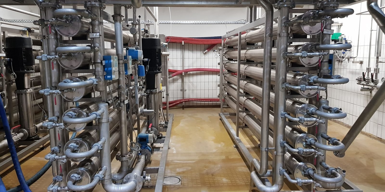 Industrielle Umkehrosmoseanlage mit zwei Membranracks aus Edelstahl, Hochdruckpumpen und Messtechnik